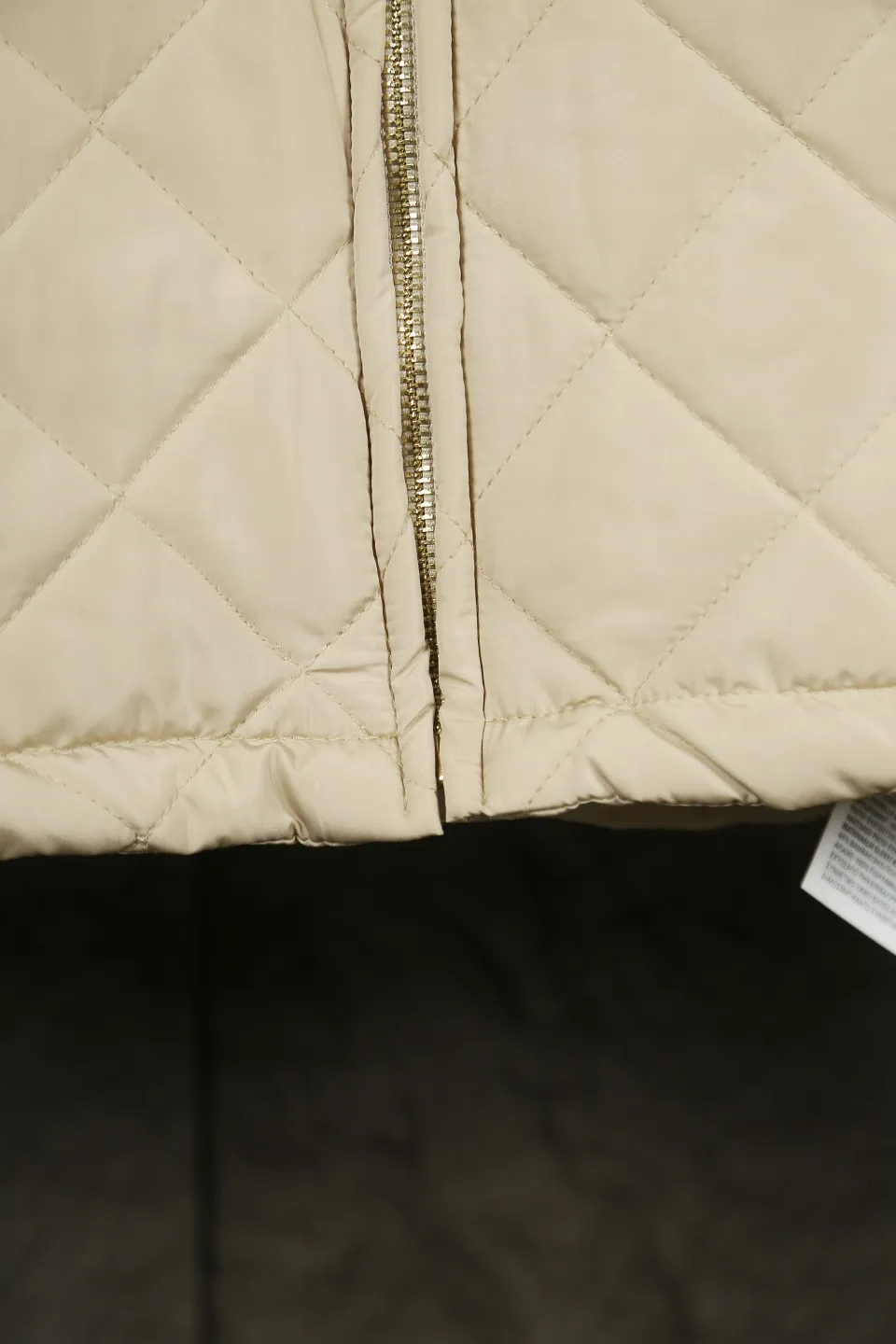 P330 Actual photo [Popular item] Style number: 24373# Color: Khaki Apricot Size: S-XL -MiuMiu/MiuMiu 2024aw Autumn and winter hot new logo embroidered lapel three-zip rhombus plaid imitation feather jacket jacket - Originality restoration 4-needle encrypted quilting embroidery three-in-one imitation feather cotton The board is straight and not bloated - Double-layer composite patch Hand-made counter-embroidery Laminated light gold Y-tooth brand zipper - Special shaped cloth foil for collar Correct 7 cm cylindrical windproof cuffs Closed cuffs with one-to-one stacking in front of the car - Miu style outfit 2024 new autumn and winter products Adopt classic diamond pattern quilting design Three-in-one imitation down cotton Light and thin sheets are positive The thermal insulation coefficient is also online Earth desert khaki apricot Maillard wind is full of relaxation to set off a warm autumn and winter atmosphere The collar is made of contrasting corduroy, which is warm and comfortable. The loose silhouette is both comfortable and easy to layer. The slightly gathered design of the cuffs and hem effectively locks in temperature.